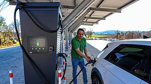 Landwirt Jochen Hauser lädt ein E-Auto an seiner neuen Ladestation in VS-Zollhaus.