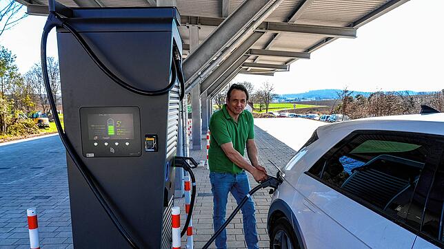 Landwirt Jochen Hauser lädt ein E-Auto an seiner neuen Ladestation in VS-Zollhaus.