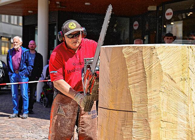 Kettensägenkünstler Werner Brohammer formt aus diesem Holzklotz den St. Georgener Rathausquader nach.