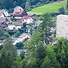 Relativ hell erscheint die frisch sanierte Schildmauer der Ruine Neufürstenberg. Regen und Schmutzpartikel werden jedoch bald wieder für ...