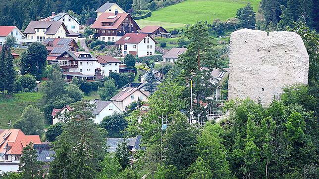 Relativ hell erscheint die frisch sanierte Schildmauer der Ruine Neufürstenberg. Regen und Schmutzpartikel werden jedoch bald wieder für ...