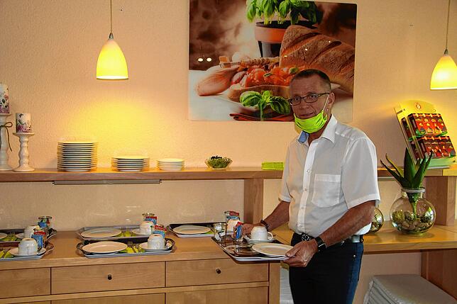 Thomas Dreher beim Vorbereiten des Frühstücks in seinem Bermatinger Hotel Buchberg. Die Gäste freuen sich über den Service.
