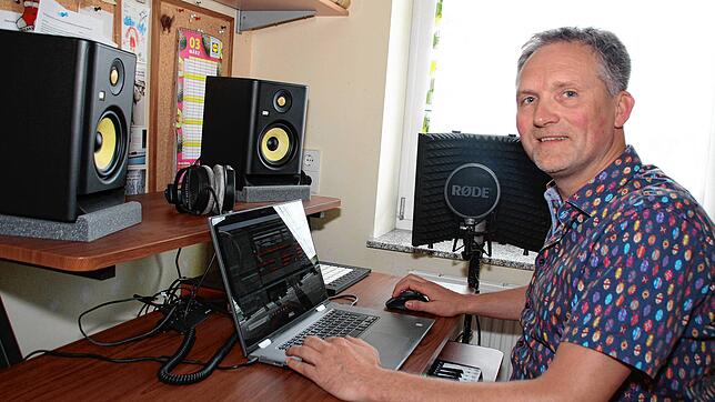 Frank Sauder komponiert elektronische Musik. Am 10. Juni 2023 plant er die Veranstaltung &bdquo;Livingelectrons&ldquo;.