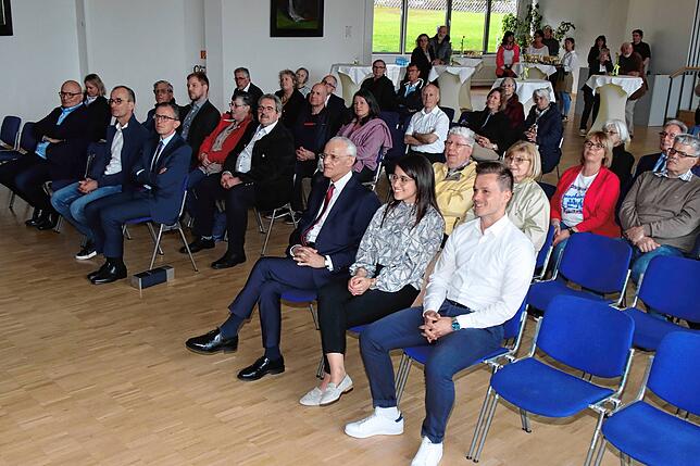 Gut 60 Bürger und Gäste sind am Wahlabend in das Königsfelder Haus des Gastes gekommen, darunter vorne von links St. Georgens ...