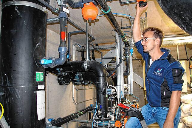 Dietrich-Vercrüße kontrolliert im Keller des Badehauses die Technik und den Wasserstand.