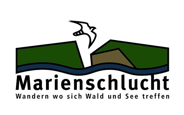 Das Logo der Marienschlucht: Der Spalt in der Mitte symbolisiert die Schlucht, daneben der Mondfels und die blaue Linie ist der See. ...