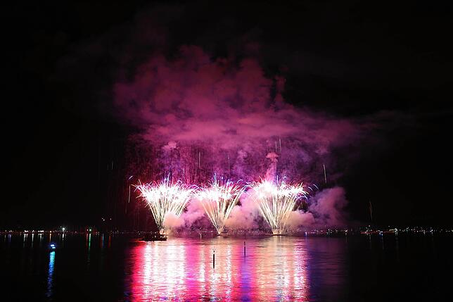 Bild 31: Konstanzer Seenachtfest 2024 - Jetzt knallt's! Das Feuerwerk am Bodensee bringt Zuschauer zum Staunen
