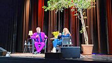 Kabarettist Bernd Kohlhepp sowie die Ärztin und Buchautorin Lisa Federle begeistern die Zuhörer im Kulturzentrum Gems in Singen mit ...