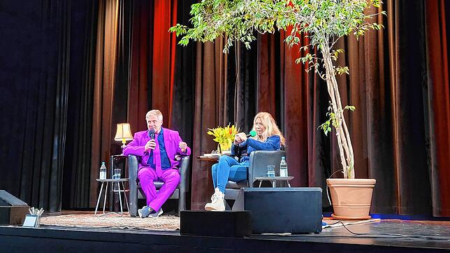 Kabarettist Bernd Kohlhepp sowie die Ärztin und Buchautorin Lisa Federle begeistern die Zuhörer im Kulturzentrum Gems in Singen mit ...