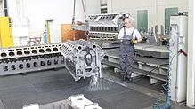 Ein Mitarbeiter von Rolls-Royce Power Systems (RRPS) reinigt im Werk 2 in Friedrichshafen einen Dieselmotor der Baureihe 4000. Im ...