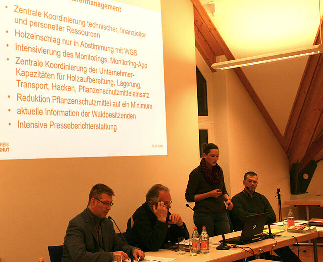 Elena Kummer stellt den Versammelten ein Borkenkäfermanagement vor.
