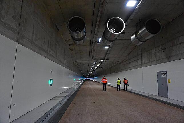 In jeder Tunnelröhre sind drei Mal drei Riesen-Ventilatoren eingebaut, die vor allem im Fall eines Brandes gebraucht werden, um den ...