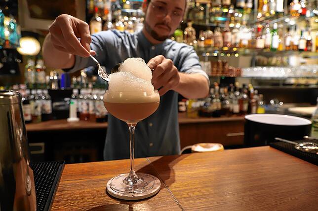 Guillaume Weber bei der Zubereitung des Cocktails, mit dem er ins Finale des Drinks Open eingezogen ist.