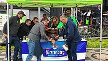 Fassanstich durch Bürgermeister Markus Keller (links) zur Eröffnung des Blumberger Straßenfestes. Bild: Simon Bäurer