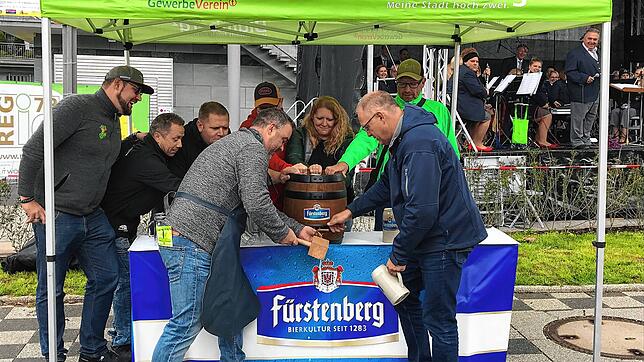 Fassanstich durch Bürgermeister Markus Keller (links) zur Eröffnung des Blumberger Straßenfestes. Bild: Simon Bäurer