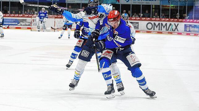 Philip Feist (rechts) und die Schwenninger Wild Wings können sich trotz eines starken Auftritts nicht belohnen und verlieren gegen ...
