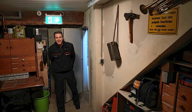 Bernhard Gall von der Feuerwehr kontrolliert die Fluchtwege und deren Beschilderung in der Garasch und ist höchst zufrieden.