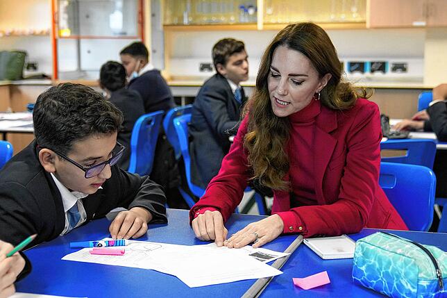 Kate kommt mit jedem gut zurecht – hier spricht sie während eines Besuchs in der Nower Hill High School im November 2021 mit einem ...