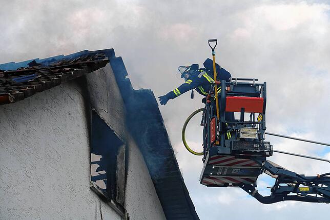 Die Feuerwehr Bräunlingen bekämpft am Mittwochmorgen einen Gebäudebrand in einem Wohngebäude Ecke Dießenhoferstraße/ Gießnaustraße. Der ...