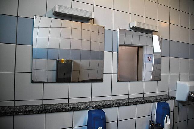 Die Spiegel in der öffentlichen Toilette am Viehmarktplatz in Waldshut sind sauber und geputzt.