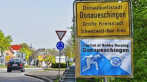 Maischerz in Donaueschingen: Über den Stellenwert von Donaueschingen als Reitturnierstadt machten sich Maischerzbolde lustig, die am ...