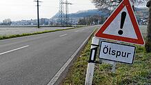 Ein Schild mit der Aufschrift Ölspur weist noch Wochen auf der Mühlhauser Straße auf eine ziemlich kuriose Unfallfahrt eines Unbekannten ...