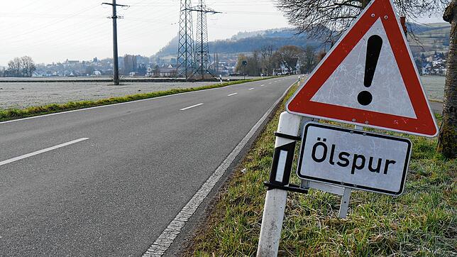 Ein Schild mit der Aufschrift Ölspur weist noch Wochen auf der Mühlhauser Straße auf eine ziemlich kuriose Unfallfahrt eines Unbekannten ...