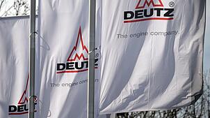 Deutz-Fahnen im Wind - über ihnen am Himmel fliegen bald vielleicht Drohnen, die Komponenten aus firmeneigener Produktion enthalten. ...