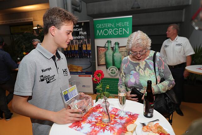 Jugendspieler gingen mit Spendendosen durch die Halle. Es wurde eifrig gespendet.