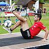 Der Fußball-Freestyler Patrick Bäurer während seines erfolgreichen Weltrekordversuchs im Sportpark Allmendshofen. Innerhalb nur einer ...