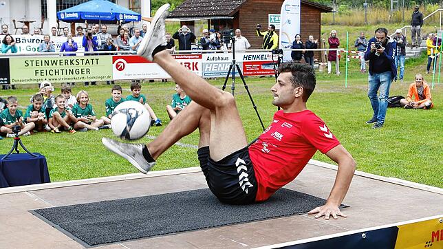 Der Fußball-Freestyler Patrick Bäurer während seines erfolgreichen Weltrekordversuchs im Sportpark Allmendshofen. Innerhalb nur einer ...