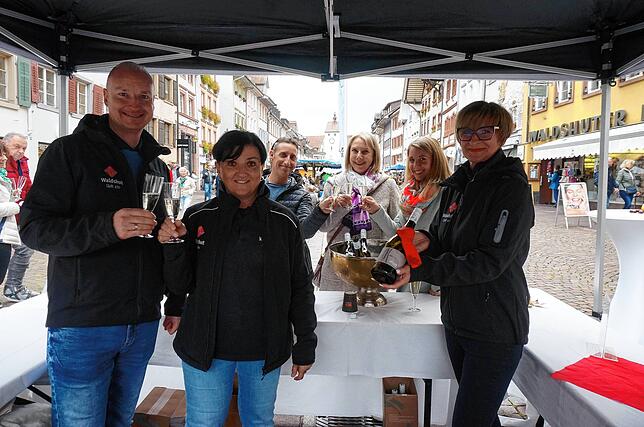 Anstoßen auf einen erfolgreichen Sonntagsverkauf mit Herbstmarkt: Das Organisatorenteam des Werbe- und Förderungskreises Waldshut am ...