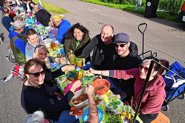 Bild 25: Tausende feiern an der Langen Tafel bei Schnittchen und Fleischbällchen