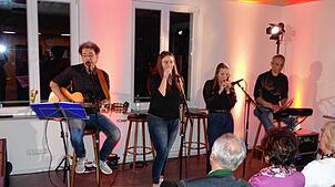 Die Projekt-Band untermalt die Lesung in Hürrlingen mit bekannten Liedern (von links): Manuel Dörflinger, Nicola Baldischwiler, Naemi ...