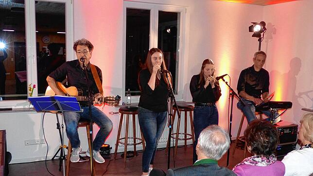 Die Projekt-Band untermalt die Lesung in Hürrlingen mit bekannten Liedern (von links): Manuel Dörflinger, Nicola Baldischwiler, Naemi ...