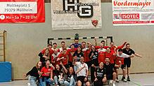 Die Handballer des TV Pfullendorf feiern mit ihren mitgereisten Partnerinnen trotz der Niederlage in Müllheim-Neuenburg den ...
