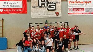 Die Handballer des TV Pfullendorf feiern mit ihren mitgereisten Partnerinnen trotz der Niederlage in Müllheim-Neuenburg den ...