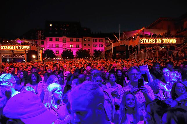 Viele Besucher bei Nelly Furtado und Joya Marleen beim Festival Stars in Town auf dem Herrenacker inmitten der Schaffhauser Altstadt.