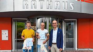 Matthias Hock, Holger Kienzler und Bürgermeister Jörg Frey bei der Siegerehrung (von links). Foto: Gemeinde