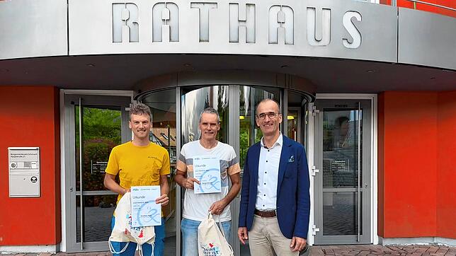 Matthias Hock, Holger Kienzler und Bürgermeister Jörg Frey bei der Siegerehrung (von links). Foto: Gemeinde