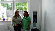 Milena Maier (links) und Daniela Rauch vom Bürgerbüro präsentieren den neuen Automaten, mit dem Passbilder im Blumberger Rathaus in ...
