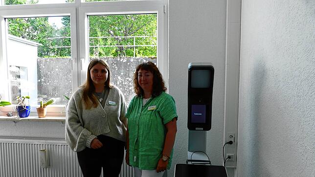 Milena Maier (links) und Daniela Rauch vom Bürgerbüro präsentieren den neuen Automaten, mit dem Passbilder im Blumberger Rathaus in ...