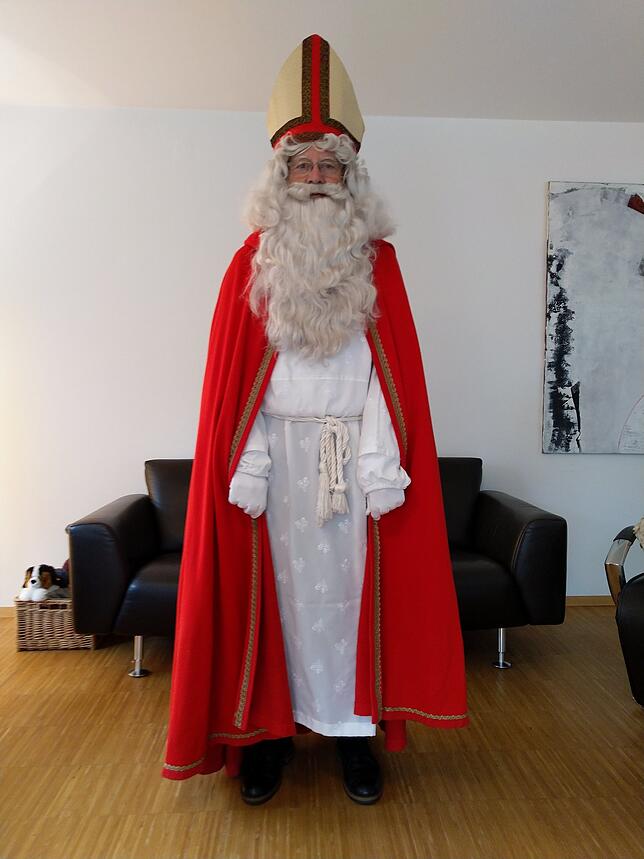 Bild 7: Wir zeigen in vielen Bildern, wie sich der Häfler Berthold Erich Schwarz Schritt für Schritt in den Nikolaus verwandelt