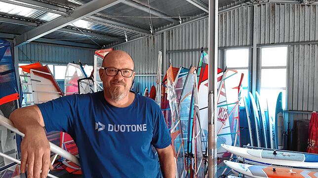 Carsten Laufer, Besitzer der Surfschule und des Surfplatzes im Radolfzeller Herzen, vor den Segeln fürs Windsurfen in der Lagerhalle.