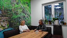 Gemeinderätin Julia Keller sitzt seit 2019 im Gremium und spricht mit SÜDKURIER-Mitarbeiter Wolf-Dieter Guip über die Kommunalpolitik.