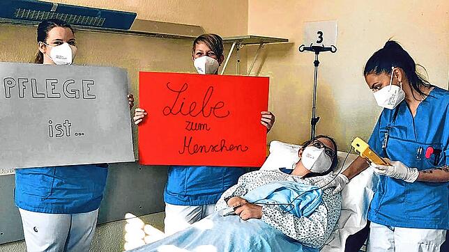 &bdquo;Pflege ist Liebe zu den Menschen&ldquo; steht auf diesem Plakat: Mit einem Film zum Tag der Pflege geben die Pflegenden aller ...