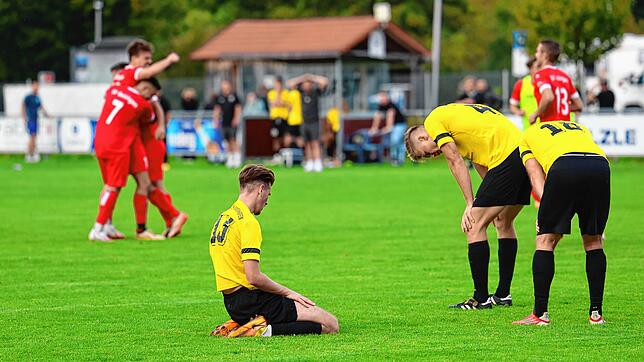 Geisingens Spieler jubeln, die Akteure des FC Öhningen-Gaienhofen hadern mit dem Ausgleichstreffer in der letzten Aktion.