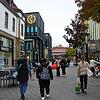 Die Vorweihnachtssaison hat begonnen. Schon jetzt sind Menschen in der Singener Innenstadt unterwegs und kaufen Weihnachtsgeschenke ein.