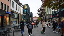 Die Vorweihnachtssaison hat begonnen. Schon jetzt sind Menschen in der Singener Innenstadt unterwegs und kaufen Weihnachtsgeschenke ein.