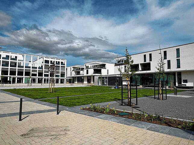 Das Riedpark-Quartier mit dem Herzstück, dem Bertold-Schmidt-Platz ist inzwischen fertig und wurde erst diesen Monat mit einem großen ...